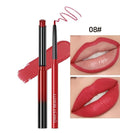 Contorno + batom Duo Labial Matte Perfeito entre dedos