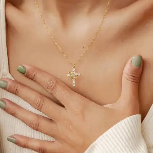 Colar Feminino de Cruz com Coroa Luxo - COMPRE 1 LEVE 2