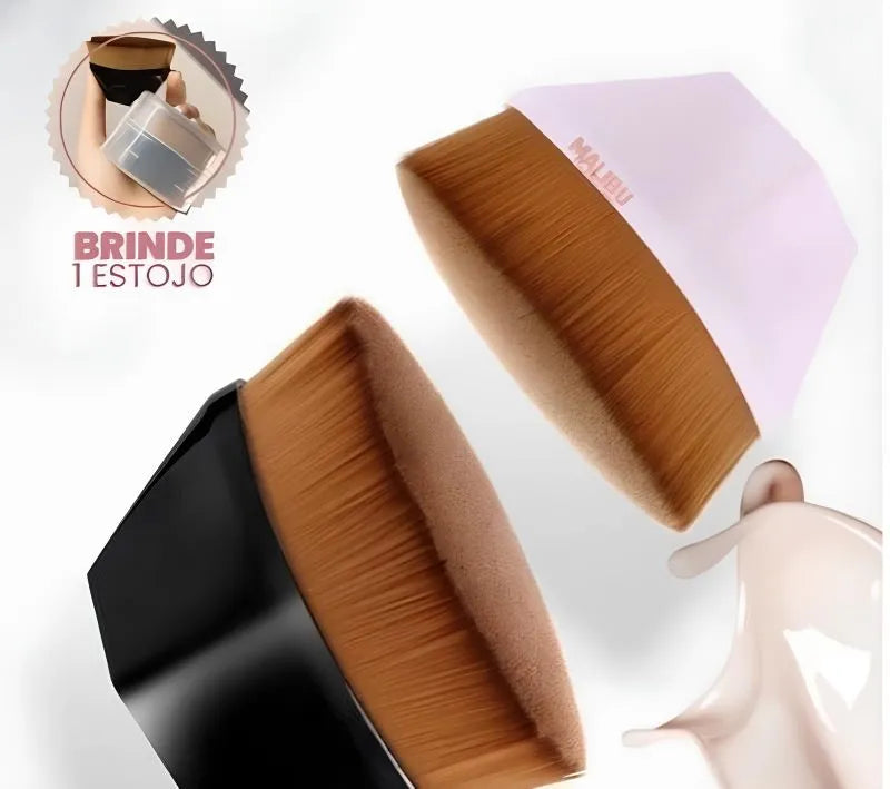 Pincel Perfect Cover sendo usado para aplicar base